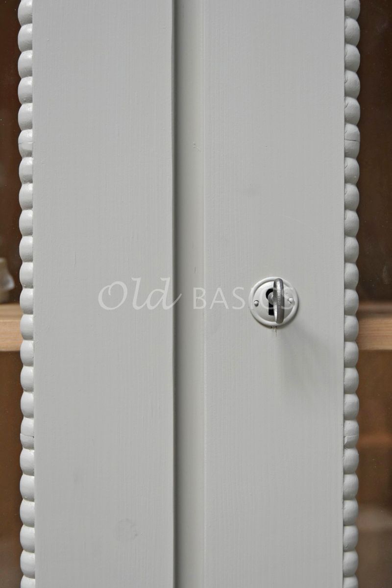 Detail van Vitrinekast Les Boules, 2 deuren, RAL7044, grijs, materiaal hout